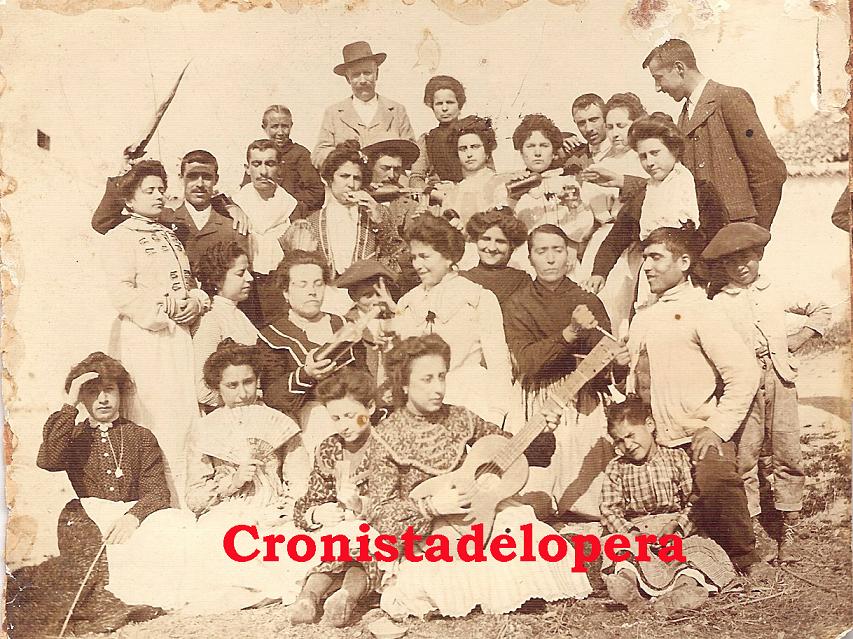 Grupo de Loperanos de Fiesta degustando el primer vino dulce de las Bodegas Valenzuela. Años 20