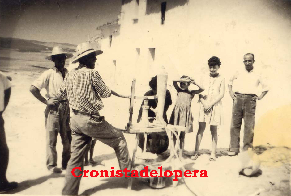 Paseo matinal por la calle D. Manuel Casado de la mano de un grupo de loperanos encalando la fachada de una casa con la antigua máquina de encalar en el año 1962. Foto Antonio Chueco