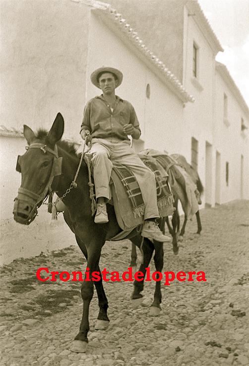 Paseo matinal por la calle Sierpes de Lopera de la mano del loperano Buenaventura Acevedo Daza y su recua de mulos en 1962. Foto Antonio CHueco