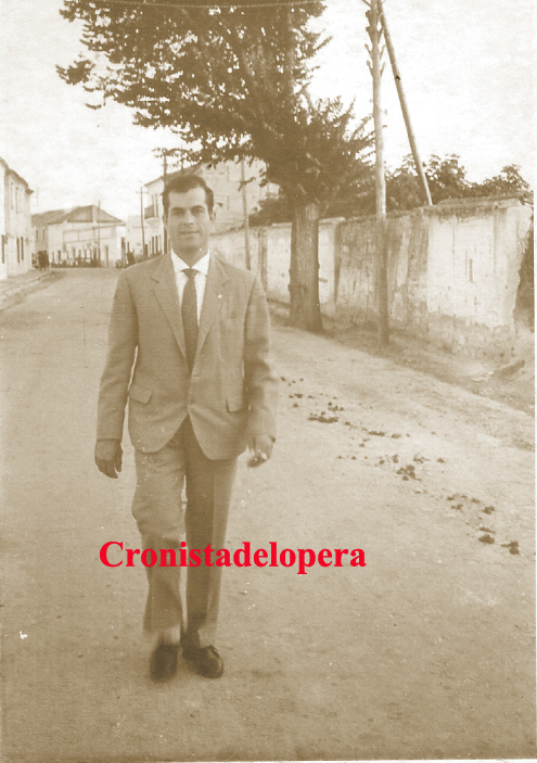 Paseo matinal por el pasado de las calles de Lopera: hoy por la calle Carretera de Porcuna (Hoy Vicente Rey) de la mano del loperano Pedro Lara Cabezas en el año 1960.
