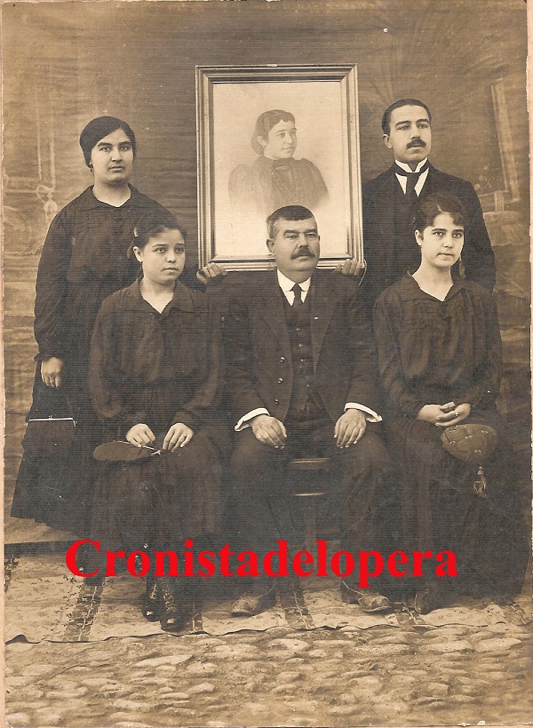 Familia García Espín de Lopera. De izquierda a derecha Clotilde García, María de Dios Espín Delgado, Francisco García,  Florinda García, Juan García Corpas y Marina García. Años 20