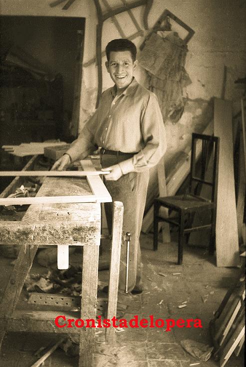 Un recuerdo a las carpinterías que en un buen número llegaron a funcionar en Lopera y lo hacemos con la de José Santiago Coca en el año 1962. Foto de Antonio Chueco