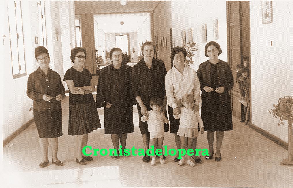 Grupo de Maestras en la Galería del Colegio Miguel de Cervantes de Lopera. Años 1966. De izquierda a derecha: Mª Digna Martínez, Lucía García, Josefina Muñoz, Francsica Caruana, Consuelo Aznar y Francisca Gordillo.
