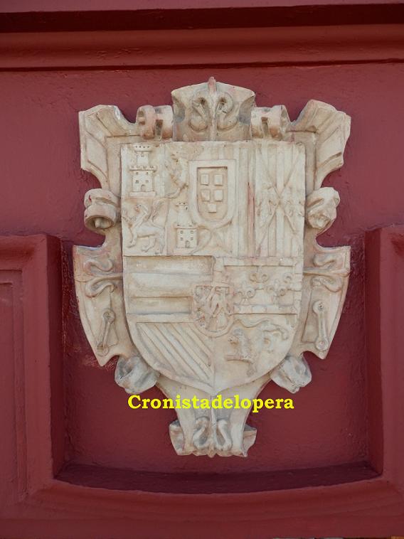 El Escudo de Felipe II preside el frontón de la portada principal del Ayuntamiento de Lopera. No hay que olvidar que fue Felipe II el que concedió en 1595 el Juzgado de Primera Instancia a Lopera y por ende su Independencia de la Ciudad de Martos y de la Villa de Porcuna.