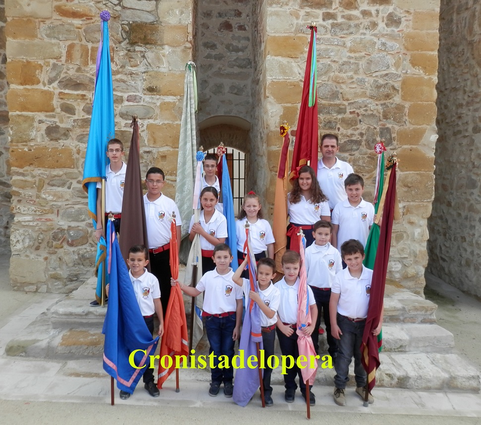Gran acogida a la exhibición en el castillo de Lopera de los miembros de la Escuela de Revoleadores de Banderas de San Roque bajo la dirección de Cristino Pedrosa Expósito.