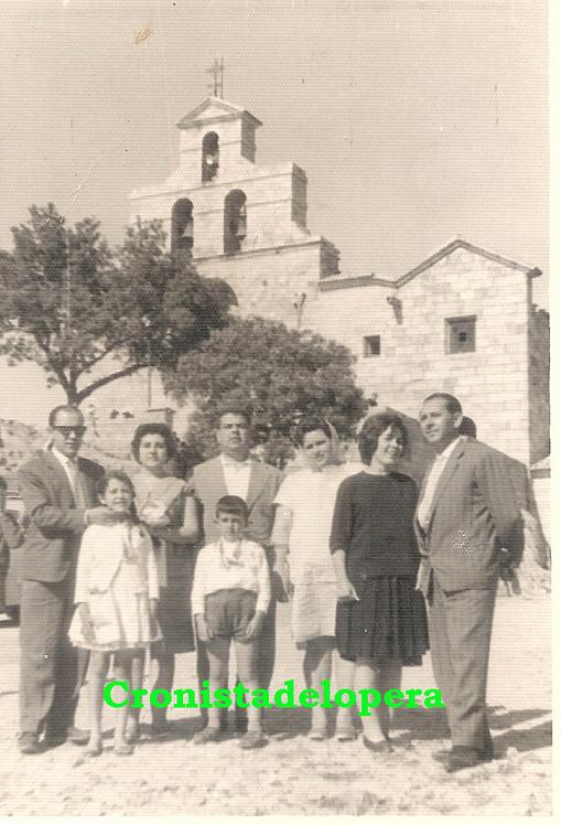 Los Loperanos Miguel Casado, Nicolás García y Juan Manuel Cruz  con sus familias en el Santuario de la Virgen de la Cabeza. Año 1964