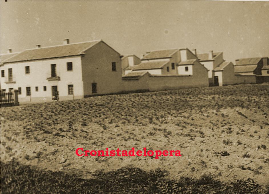 Paseo vespertino por la futura calle Capitán Cortés (hoy Calle Ramón y Cajal) Barrio Casas Nuevas de Lopera en 1945. Al fondo a la izquierda las Casas de Maestros