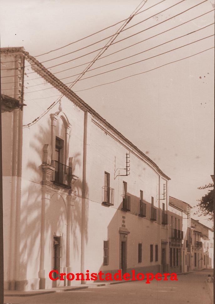 Paseo vespertino por la Calle Calvo Sotelo (Hoy Doctor Marañón) de Lopera en 1974. En la acera de la izquierda al fondo la sede donde estuvo el Banco Español de Crédito.