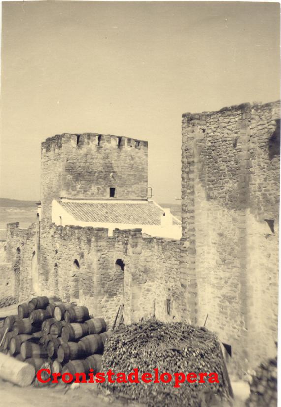 Vista interior del Castillo de Lopera años 60. Detalle del apilamiento de barriles y leña en el patio de armas del castillo.