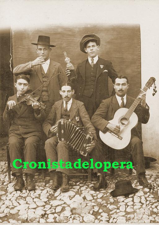 Miembros de una de las Rondallas que hubo en la Villa de Lopera en los años 20 del pasado siglo XX.