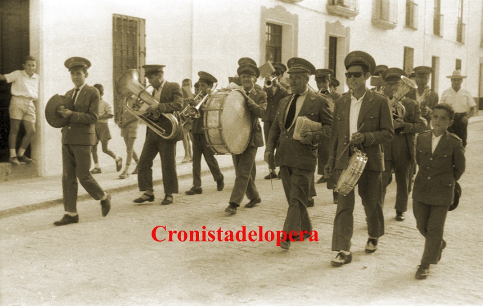Pasacalles de la Banda Municipal de Música de Lopera a su paso por la calle Humilladero. Año 1962. Foto gentileza de Antonio Chueco