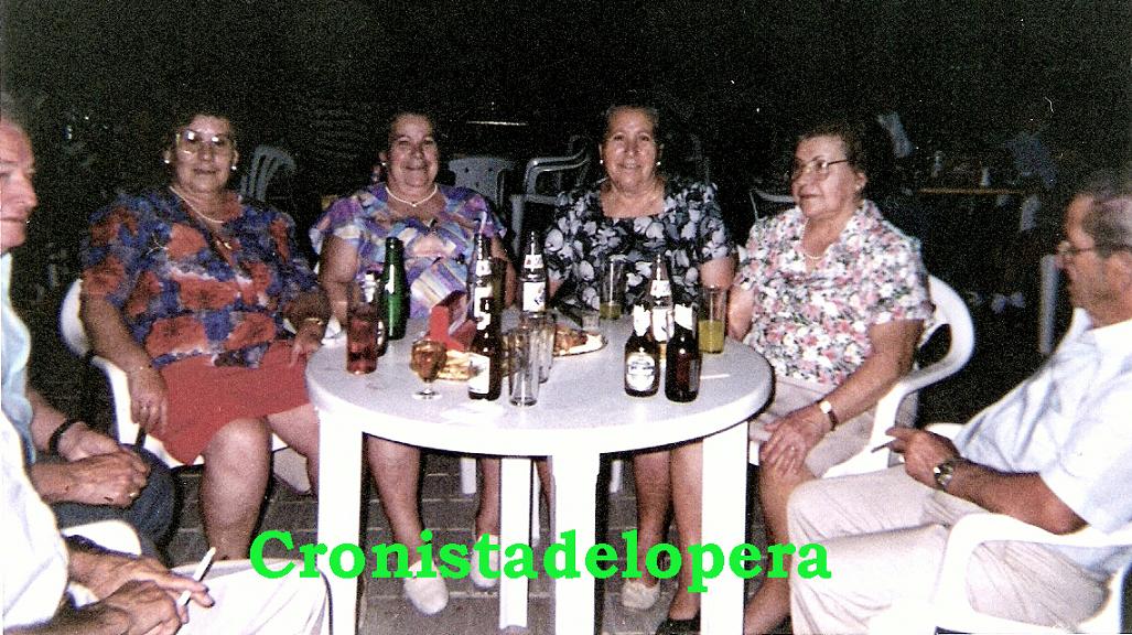 Grupo de loperanos en una noche de Feria de los Cristos del año 1994. De izquierda a derecha: Pedro Muñoz, las hermanas Rafaela, Elisa, Mª Ignacia y Teresa Sanz y Antonio Alcalá. Foto Nando Juárez Sanz