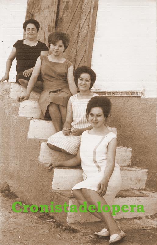 Grupo de envasadoras de Aceite de Oliva Virgen Extra de la Cooperativa La Loperana un 3 de Agosto de 1964. Francisca Bueno, Mari Izquierdo, Jacinta Coca e Isabel Haro.