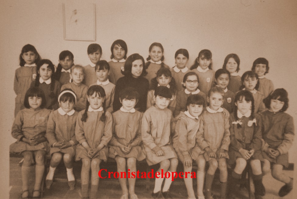 Grupo de Alumnas de 2º de EGB con su Maestra María Luisa García Bruna. Curso 1969/70