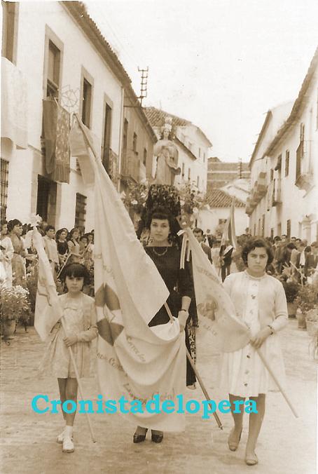 Paseo matinal por la calle Echegaray (Hoy Vicente Orti) de la mano de una Procesión de la Inmaculada Concepción en 1957.
