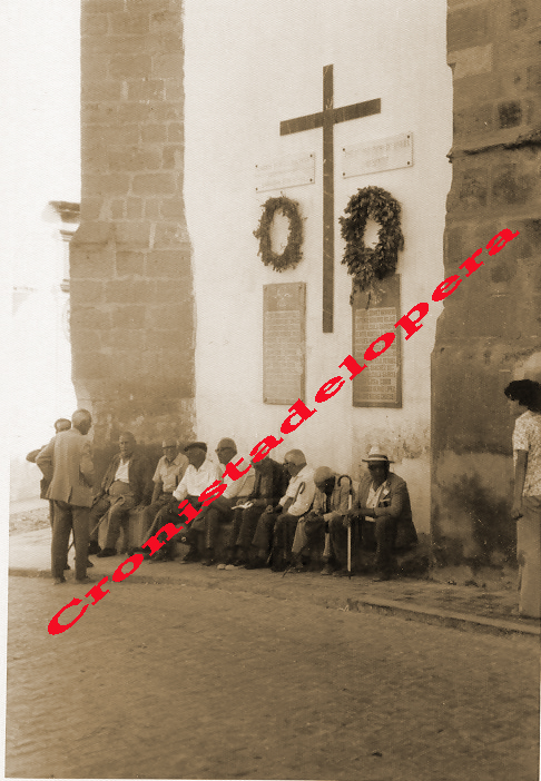 Paseo matinal por el pasado de las calles de Lopera: Hoy por la Plaza Mayor de Lopera y de la mano de los tertulianos sentados en el poyo de la antigua cruz de los caídos. Año 1973.