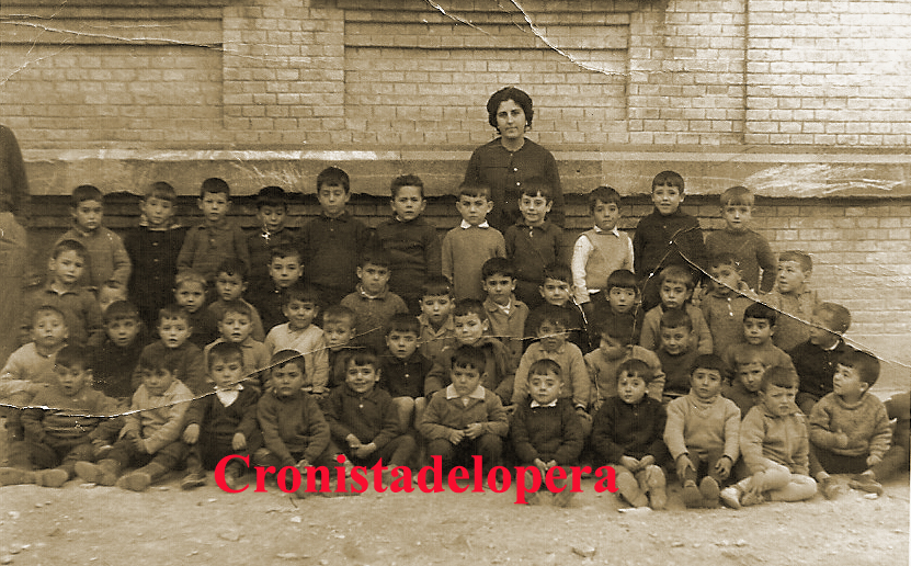 Grupo de alumnos del Colegio Miguel de Cervantes de Lopera con su maestra Francisca Gordillo. Curso 1966-67