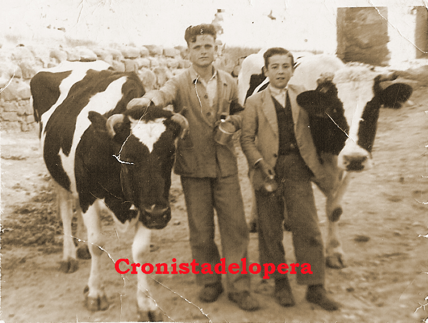 Los loperanos Manuel Navarro García y Antonio Valenzuela Bruna vendiendo leche de vaca por las calles de Lopera. Año 1953.