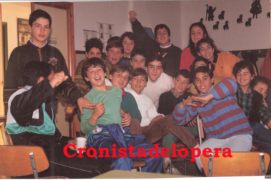 Alumnos de 7º de EGB del Colegio Miguel de Cervantes de Lopera en la Fiesta de las Navidades de 1990-91 siendo su profesor Demetrio Risoto Rojas.