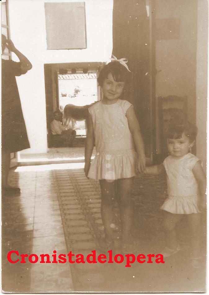 Las Hermanas Jacinta y Marisefa Santiago Valenzuela al hilo puertas de su casa en el año 1968
