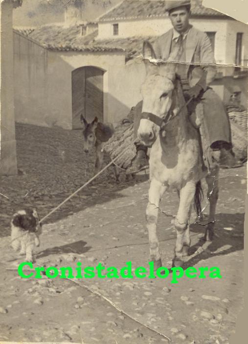 El Loperano José Huertas Chueco vendiendo vino de las Bodegas Viuda de Valenzuela por la Calle Bartolomé Valenzulea (Hoy Federíco García Lorca). Años 50