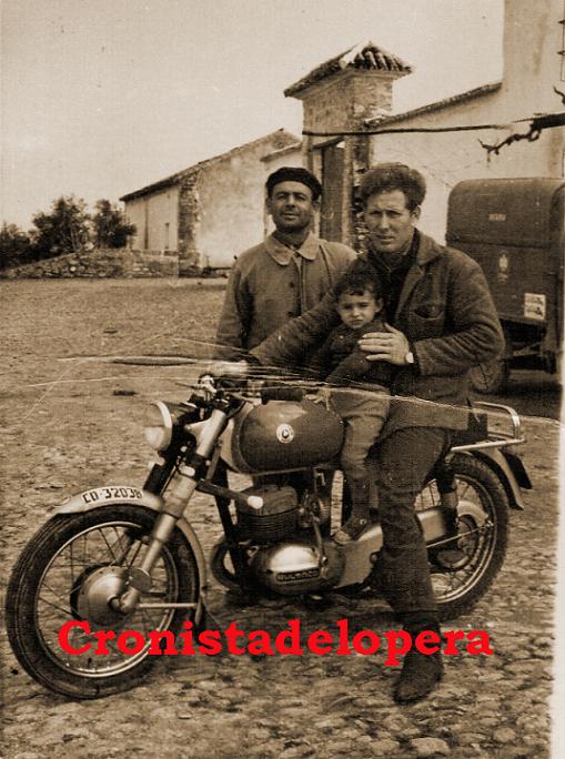 Paseo en una moto Bultaco por el cortijo de Mirabueno de Juan Lorenzo Piña García y el niño Rafael Hueso Santiago en 1965