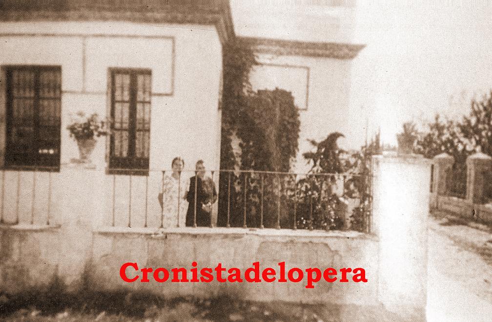 Una de las Primitivas Casas de Maestros antes de ser derribadas en 1933. En la foto la Maestra Carmen Casado.
