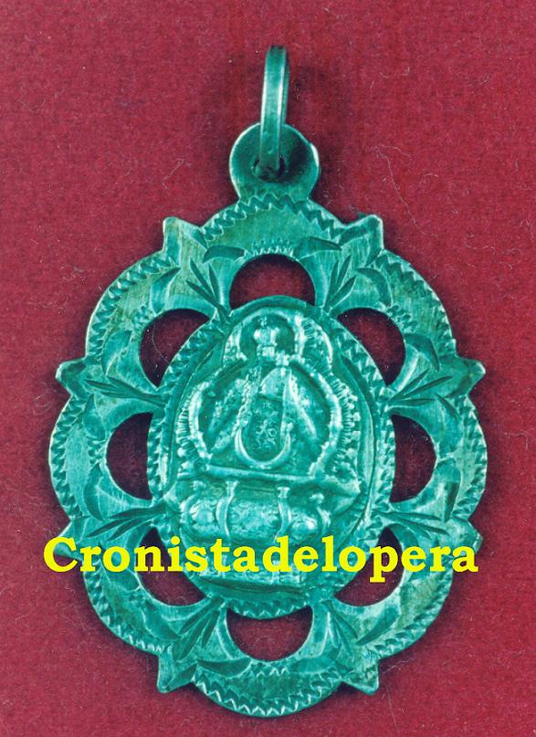 Antigua Medalla de la Virgen de la Cabeza encontrada en las obras realizadas en el Cementerio de San Ildefonso de Lopera.