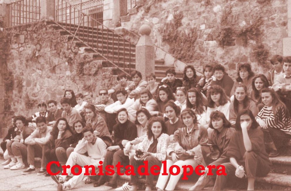 Grupo de Alumnos de 8º de EGB del Colegio Miguel de Cervantes de Lopera en la excursión de fin de curso 1988-89 en Salamanca.