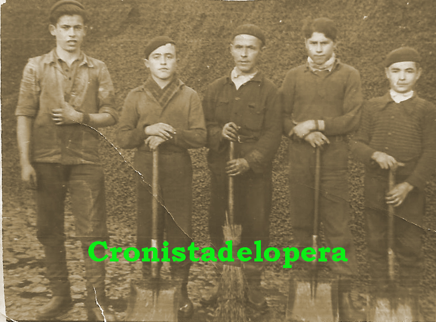 Grupo de Molineros de la Cooperativa Oleícola La Loperana en la campaña 1953-54. Juan Moreno, Angelillo Sanz, Benito Sanz, Antonio Alcalá y Juan Sevilla.