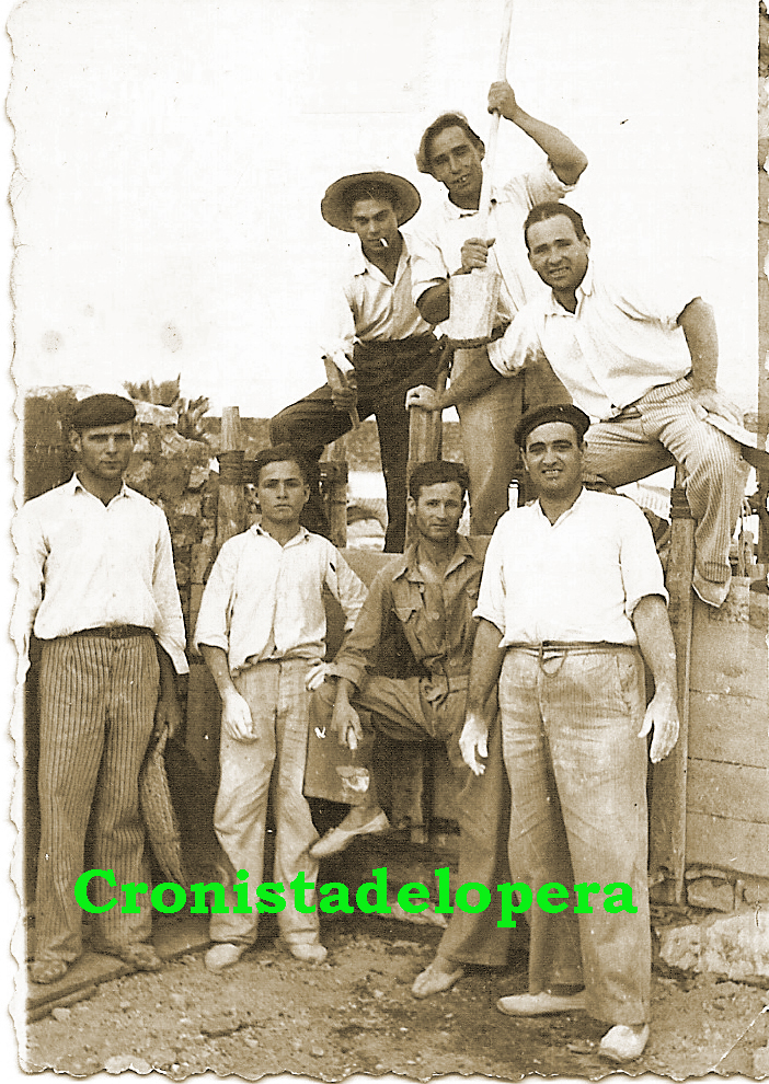 Loperanos haciendo un tapial. Años 50. Manuel Torres, Serafín Blanca, Juan A. Navarro, Manuel Alférez, José González y Antonio Haro.
