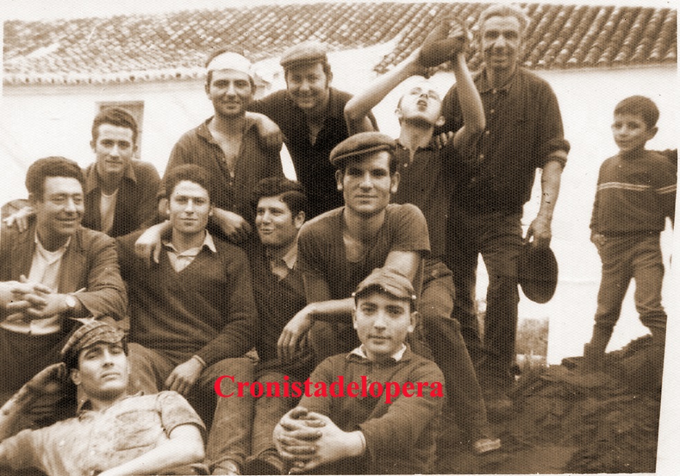 Grupo de Molineros en el Molino Aceitero del Cortijo de Santa Clara. Campaña 1966-67. Foto gentileza de Luis Robles.
