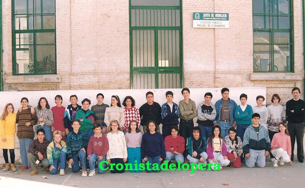 Grupo de Alumnos de 8º de EGB del Colegio Miguel de Cervantes de Lopera con su profesor Julio García Bruna. Año 1993