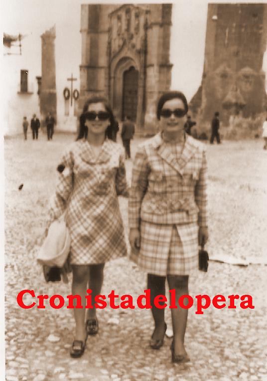 Paseo matinal por la Plaza Mayor de Lopera en 1966 de la mano de las loperanas Conchi Monje y Tere Sanz.