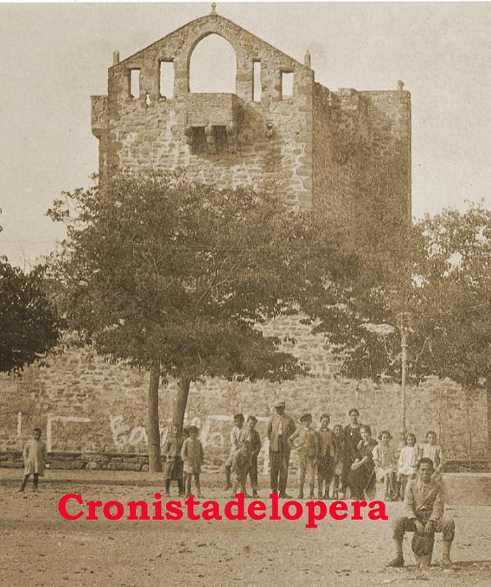 Paseo vespertino por el Paseo de Colón y los aledaños del Castillo de Lopera en 1920.