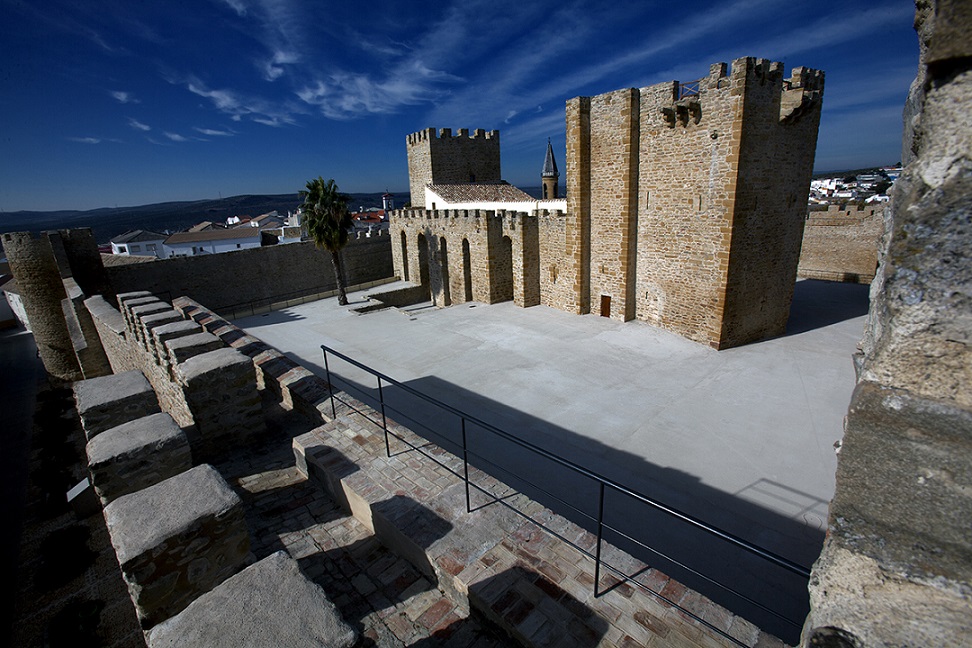Para abrir el nuevo año 2015 una panorámica del Castillo de Lopera tomada desde el torreón de la calle Hiedra.