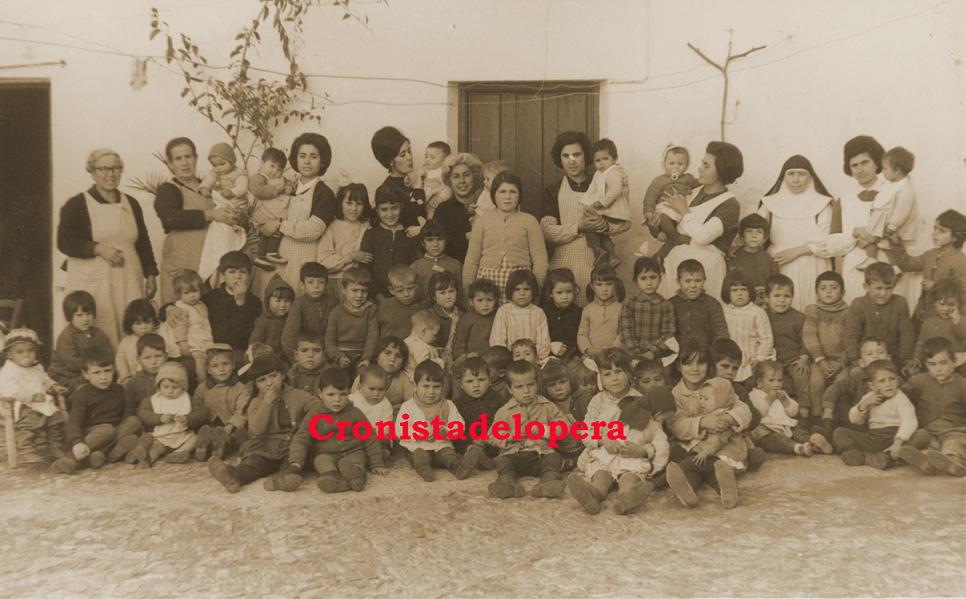 Educadoras y grupo de niños en la Guardería Infantil de Lopera 1958.