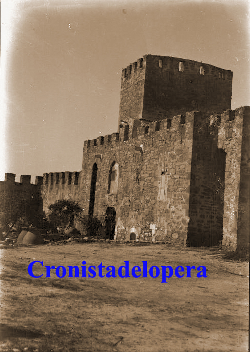 Nueva vista parcial del Patio de Armas del Castillo de Lopera del año 1920.