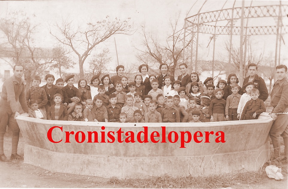 Grupo de niños que pasaron la Guerra Civil en Lopera en la Fuente del Jardín Municipal junto a soldados y algunas loperanas. Año 1937