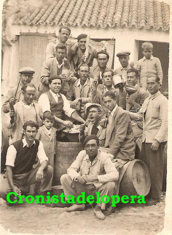 Operarios de las Bodegas de Vinos Sotomayor de Lopera en el año 1956.