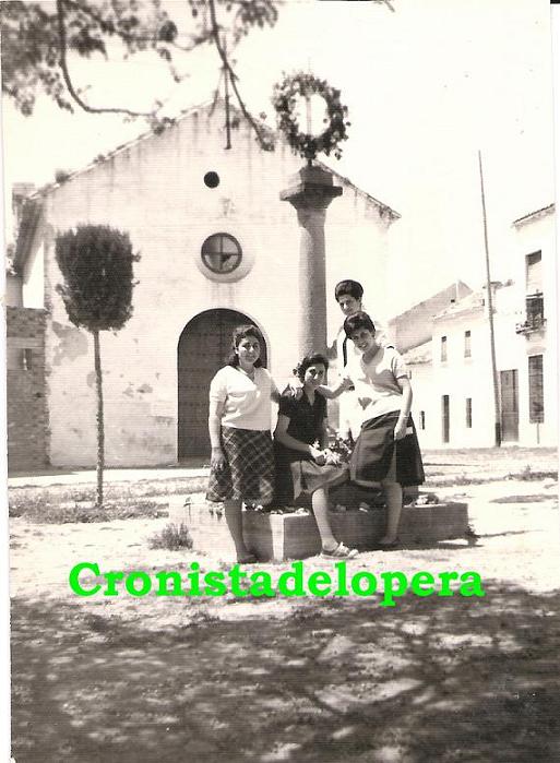 Paseo matinal por el pasado de las calle de Lopera: Hoy por la Plazoleta de San Roque en los años 60 de la mano de un grupo de jóvenes loperanas.