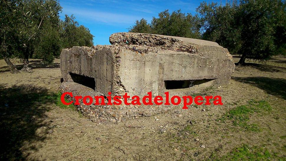 Nuevo nido de ametralladoras republicano en las inmediaciones de los Cortijillos de Santiago. Buen estado de conservación perteneciente a la II línea con dimensiones de 5 m. X 5m.