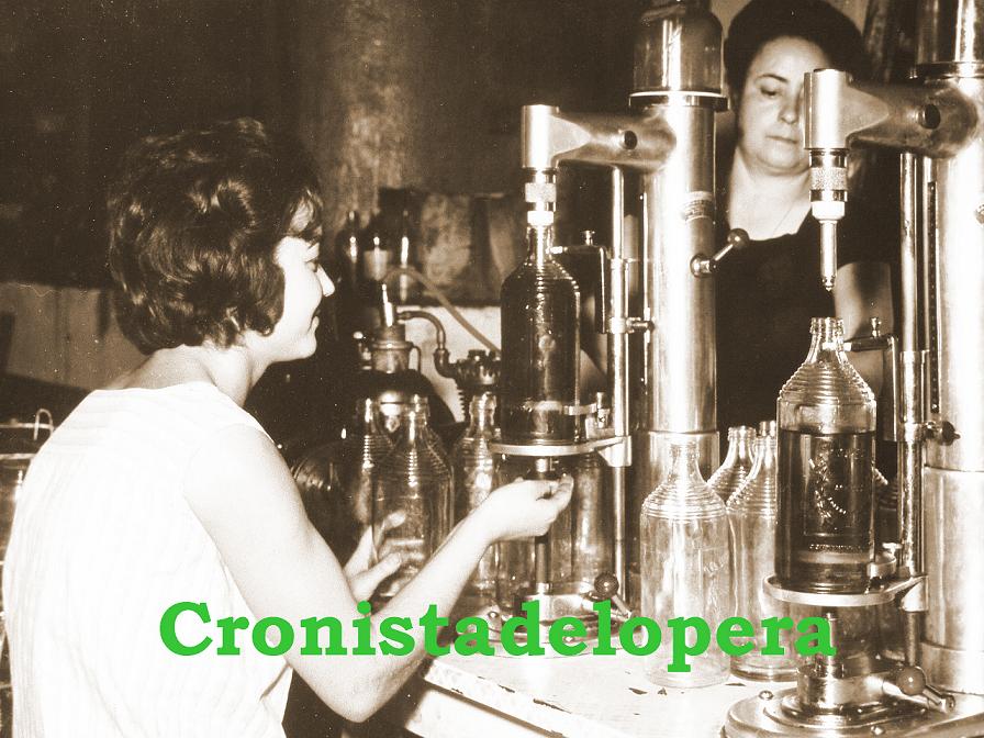 Las loperanas Jacinta Coca y Francisca Bueno envasando Aceite de Oliva Virgen Extra en la Cooperativa La Loperana 1964.