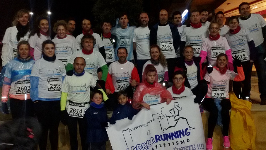 Una treintena de componentes del Club de Atletismo Lopera Running participan en la la XXXII Carrera Urbana Internacional Noche de San Antón en Jaén.