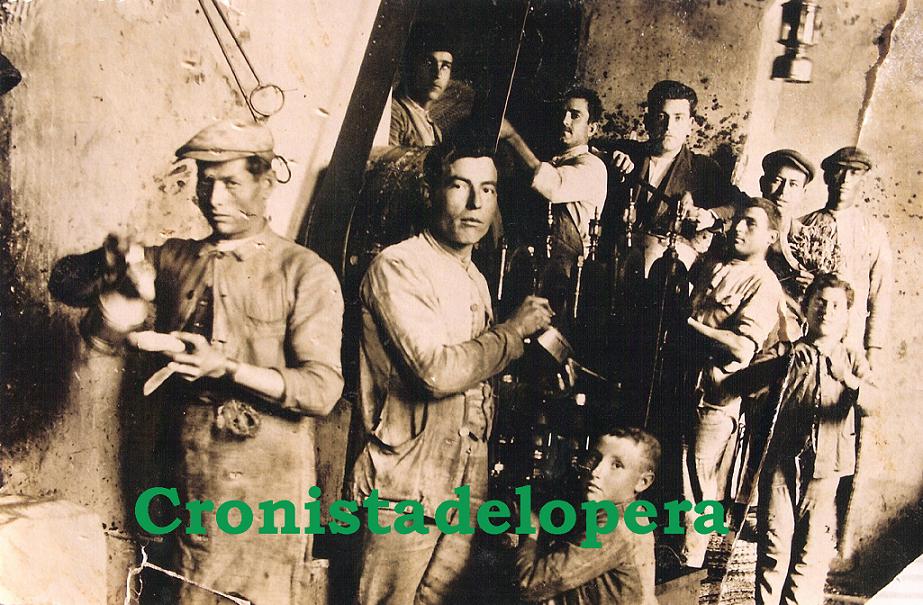 Grupo de Molineros Loperanos degustando el típico Cachurro con Aceite de Oliva Virgen Extra de la primera prensa. Años 30