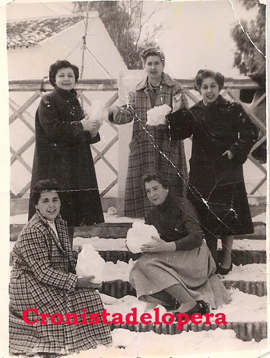 Nevada en Lopera un 4 de Febrero de 1954. En la foto Clara Losa y Carmen Pérez Gil con otras loperanas.
