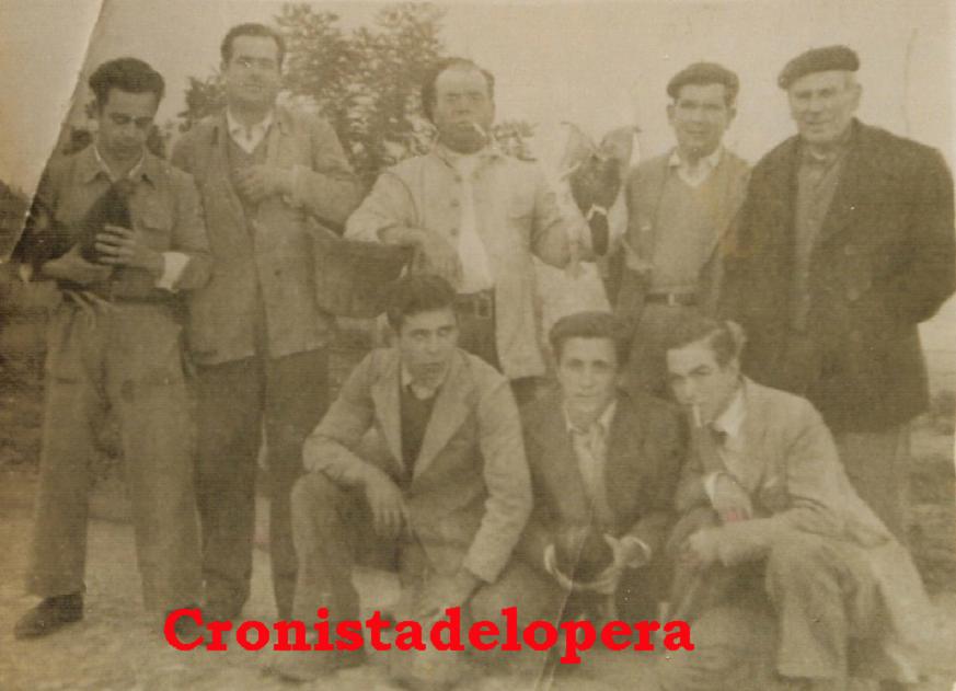 Operarios de las Bodegas de vinos de la Viuda de Valenzuela con gallos de pelea. Años 50