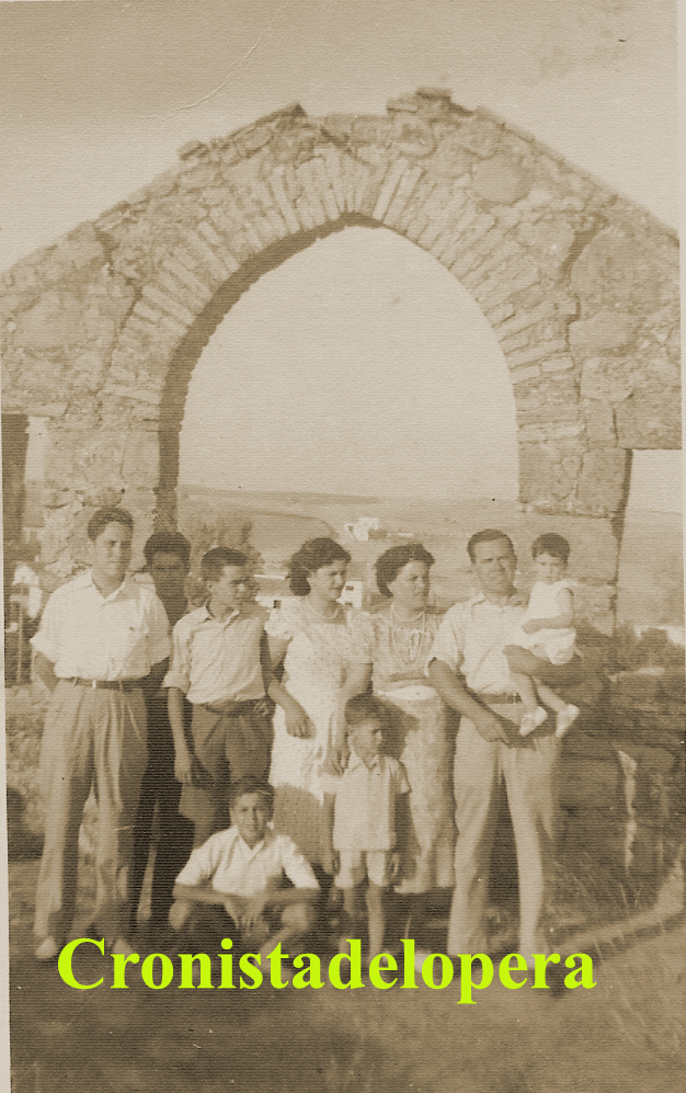 Las Familias Quero-Vallejo y Rivilla de Lopera junto a la espadaña que había en la Torre de Santa María del Castillo de Lopera.