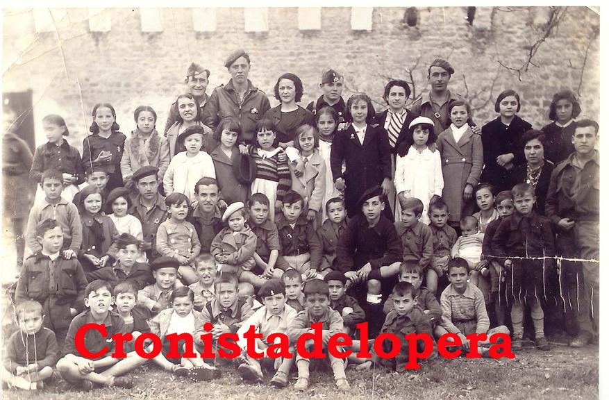 Grupo de niños que pasaron la Guerra Civil en Lopera delante del Castillo de Lopera junto a soldados y algunas loperanas. Año 1937