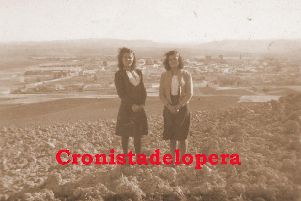 Vista de Lopera desde el Cerro San Cristóbal de la mano de las Hermanas Carmen y Dolores Melero Torres (Las Mijas) Año 1941